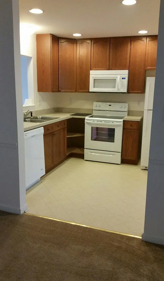 3 bed, 2.5 bath, 1280 sqft, $1,573 — Photo 2