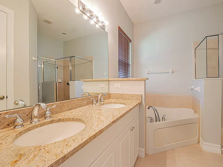 1965 Bridgepointe Cir #84 — Photo 10