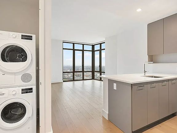 5th image of 92-27 160th St #1707