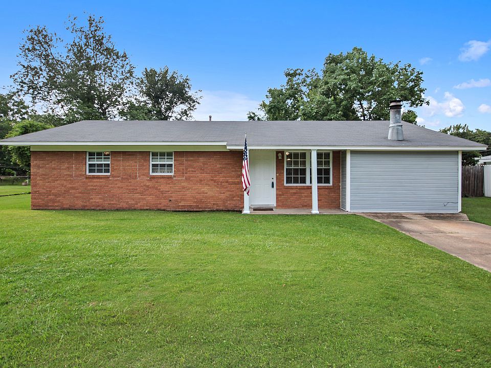 1st image of 302 Meadowwood Cir