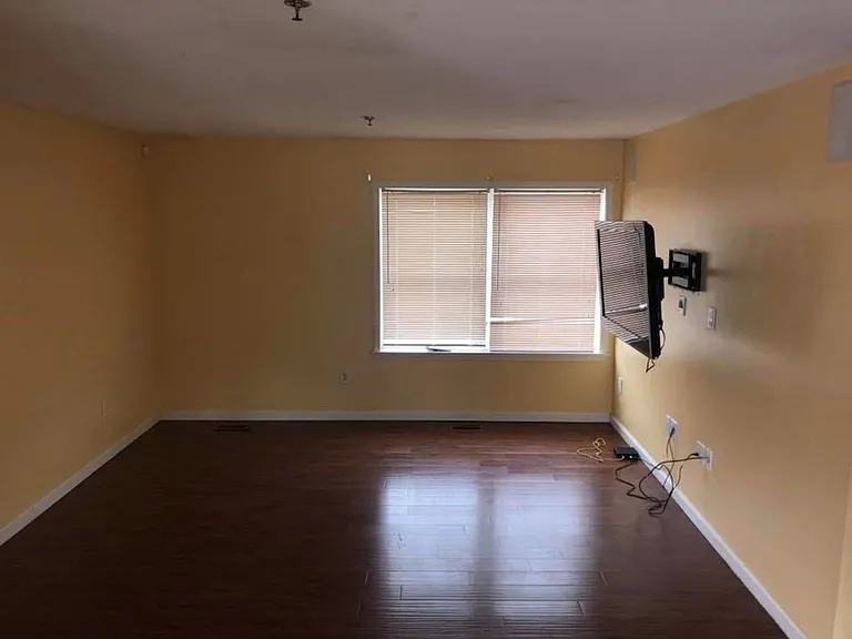 3 Bedroom 2 Bathroom Garden Apartment Blocks From Penn West — Photo 5