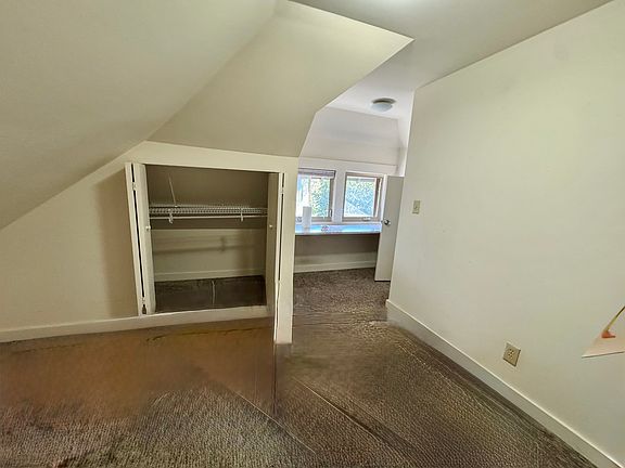 Bedroom w/built in desk area