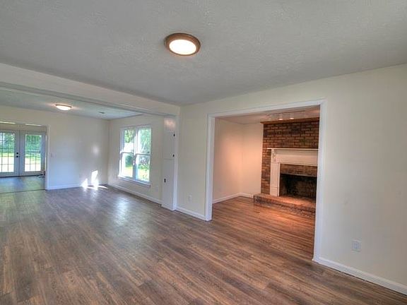 3rd image of 9 Bradley Ln