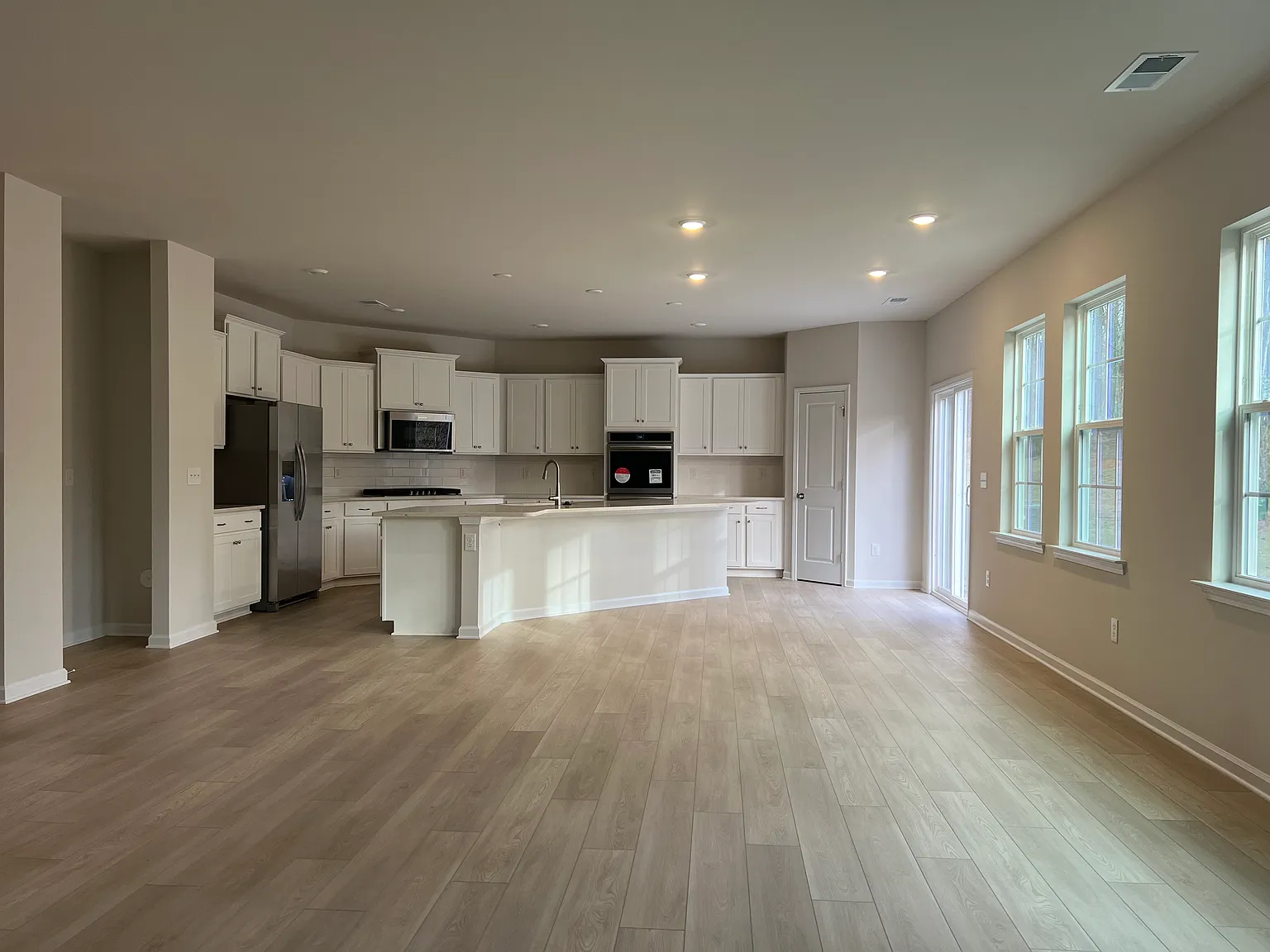 4 bed, 3.5 bath, 2946 sqft, $2,550 — Photo 3