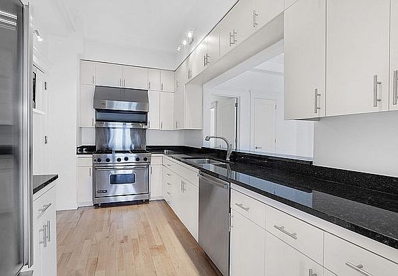 5th image of 27 N Moore St APT 3D