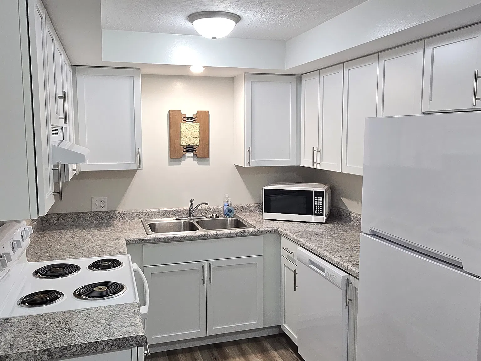 1450 Edgewood Dr — Photo 2