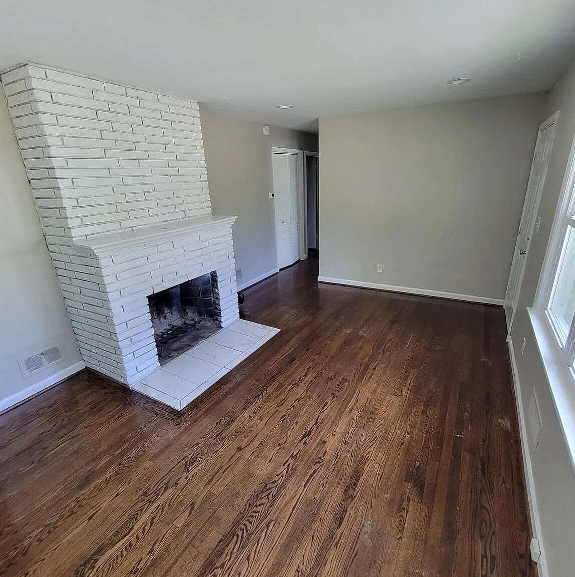 3 bed, 1.0 bath, 1100 sqft, $1,200 — Photo 2