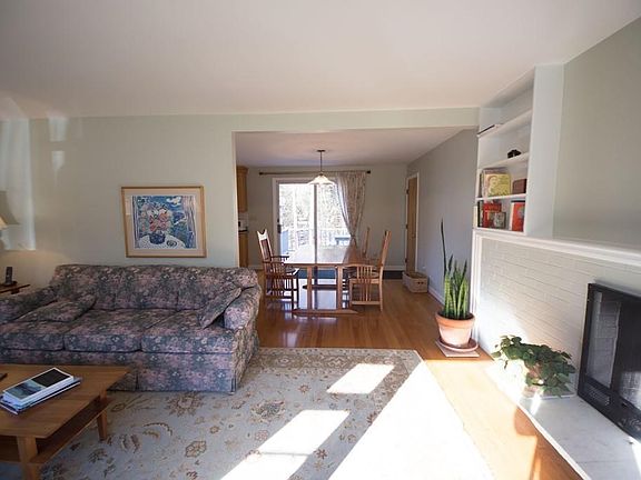 4th image of 10 Mayfair Cir