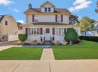 137 Henry St, Westbury, NY 11590