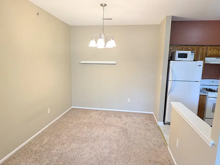 221 Lucy Ct — Photo 7