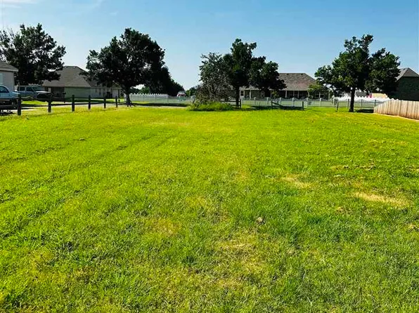 305 W South Dr, Fletcher, OK 73541