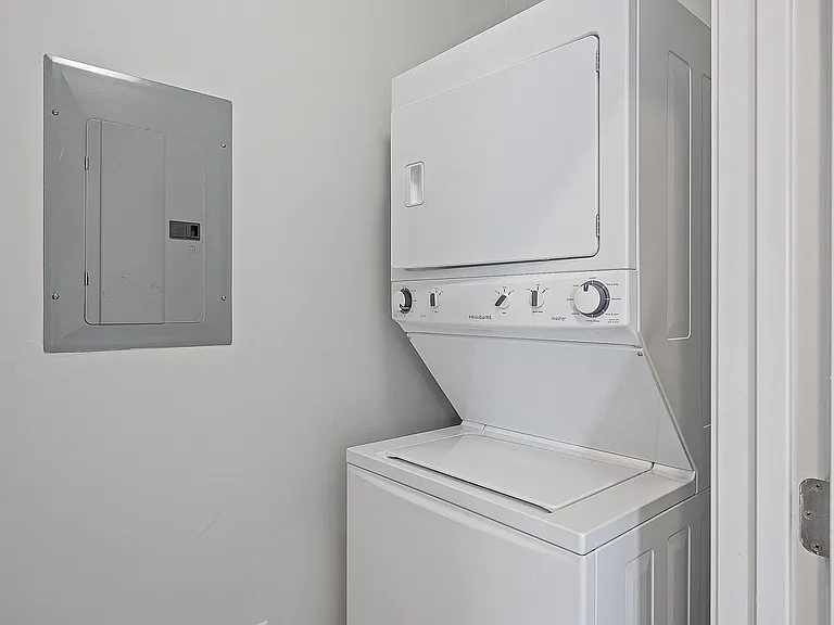 Monmouth Row Apartments — Photo 18