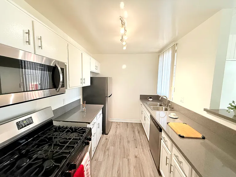 1029 N. Ardmore Avenue — Photo 9