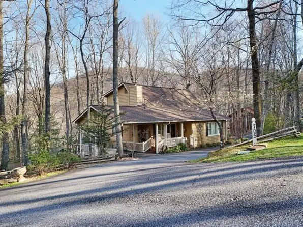 705 Laurel Ridge Dr, Ellijay, GA 30536