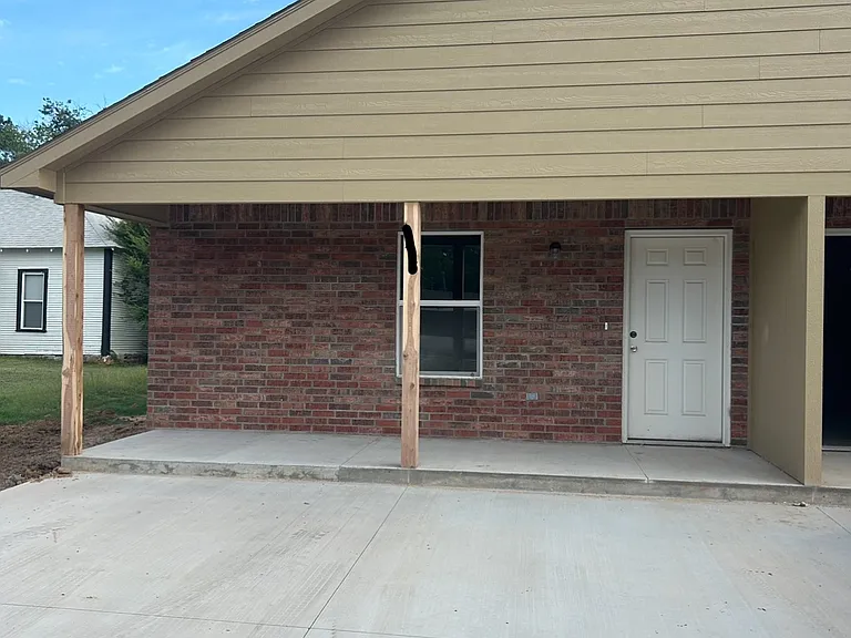 1302 E Cherry St — Photo 1