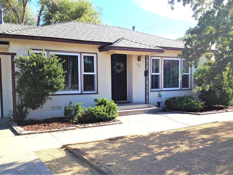 470 W 9th St