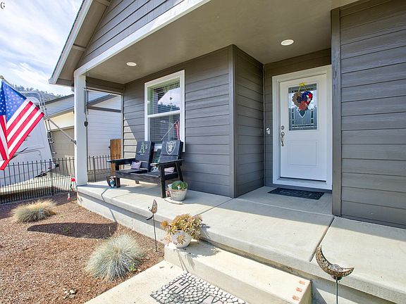 4th image of 623 SE Garden Way Dr