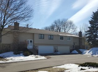 1017 Pontiac Ln, Chanhassen, MN 55317