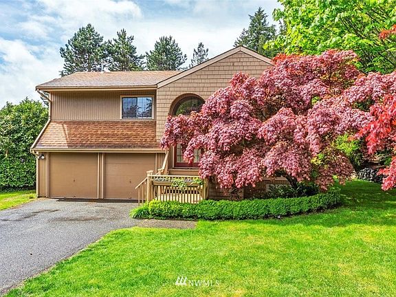 2nd image of 409 NE Falcon Court