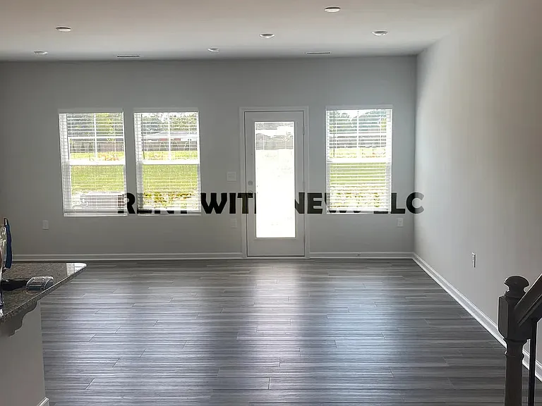 282 Paramount Dr — Photo 3