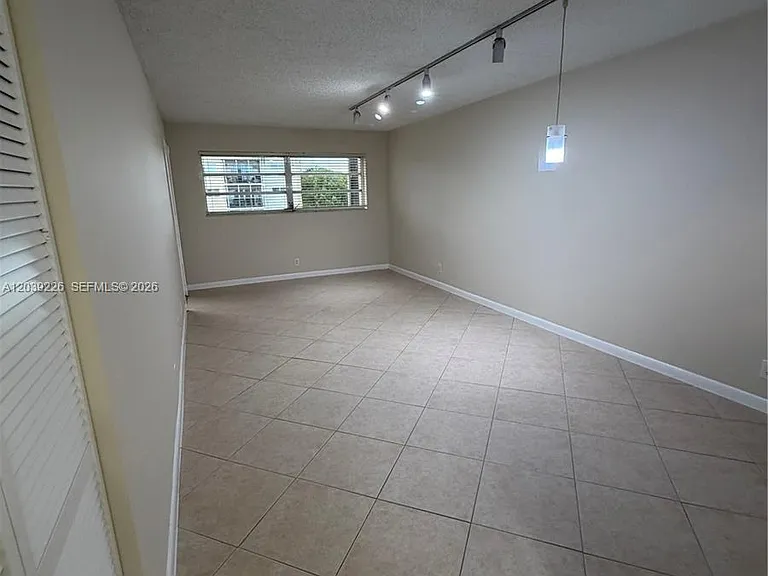 220 SW 9th Ave #402 — Photo 7