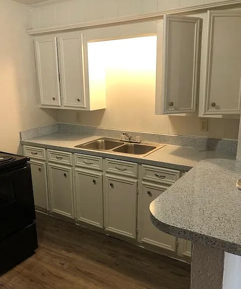 Kenwood Heights Apartments — Photo 18