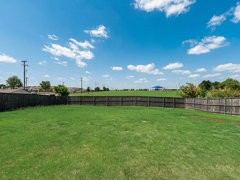 2200 Fieldcrest Dr — Photo 19