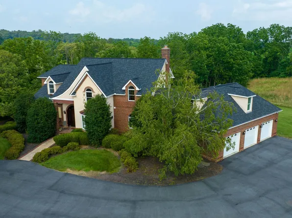 9 Summer Hill Dr, Sinking Spring, PA 19608