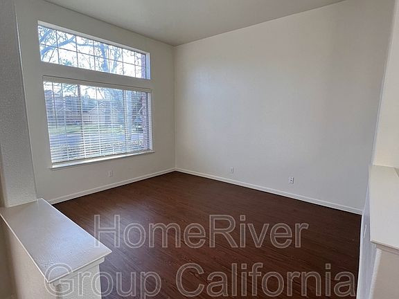 3rd image of 2961 Courtside Dr