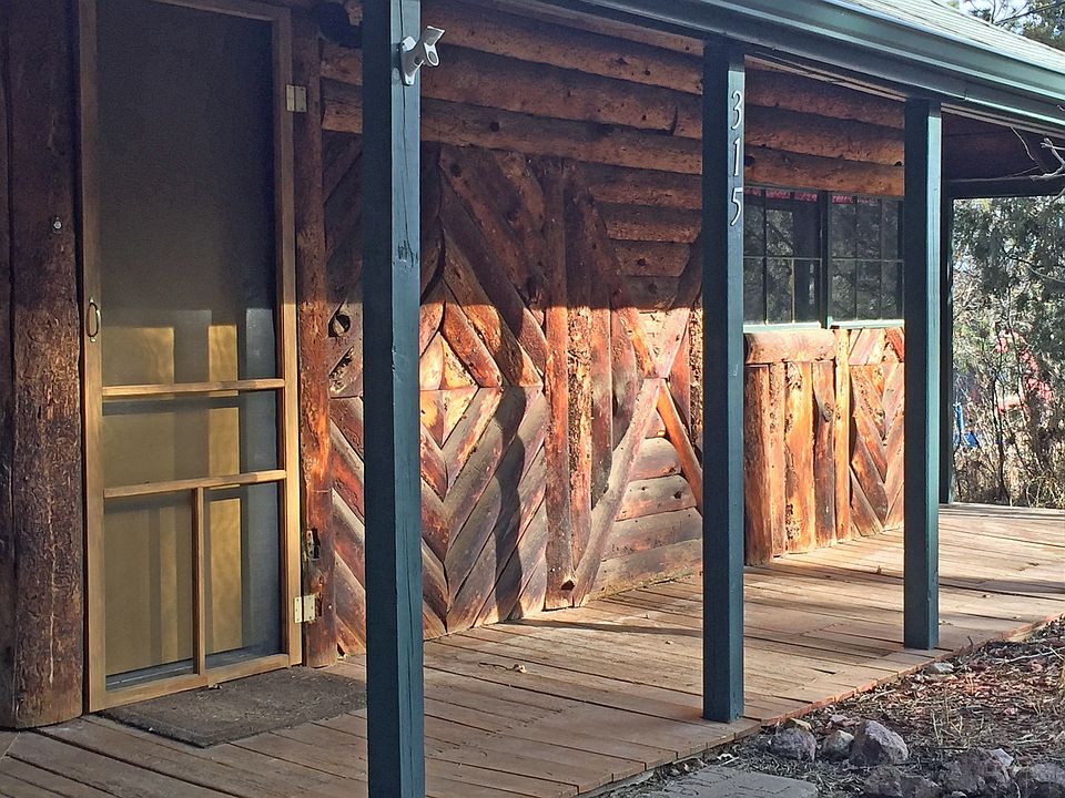 FRONT EXTERIOR CLOSEUP