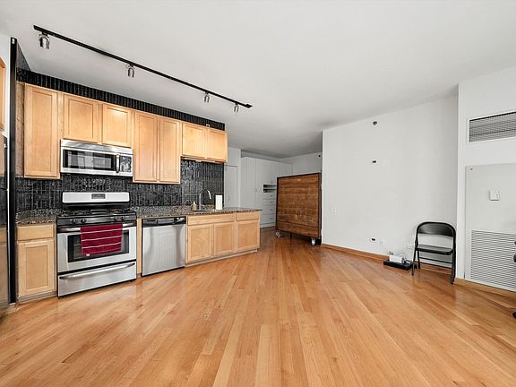 4th image of 210 S Desplaines St APT 908