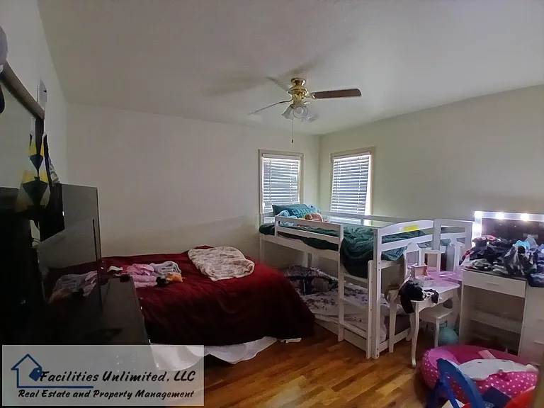 921 Charlotte St — Photo 11