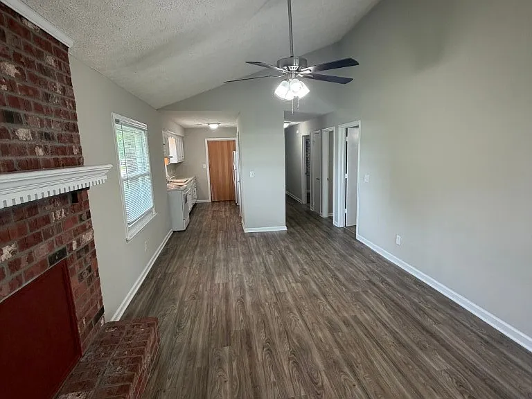 1202 Hamilton Dr — Photo 2