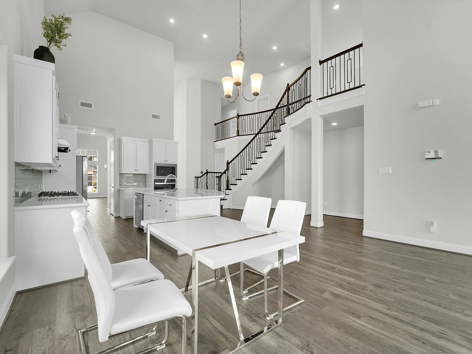 6 bed, 3701 sqft, $3,900 — Photo 4