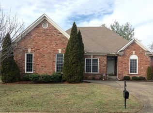 10204 Springhurst Gardens Cir, Louisville, KY 40241