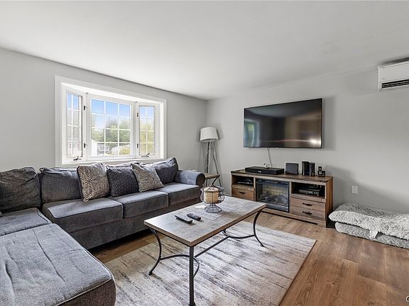 3rd image of 8056 Beacon Hill Cir