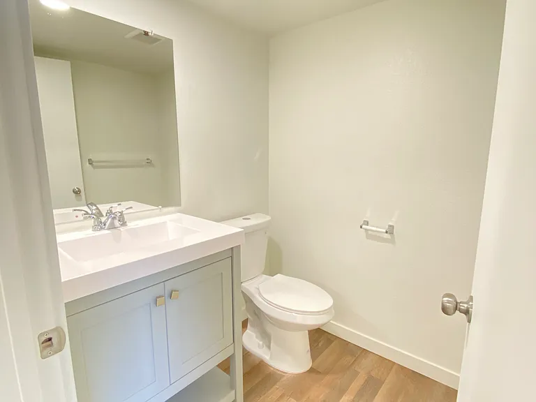 French Street Apt — Photo 21