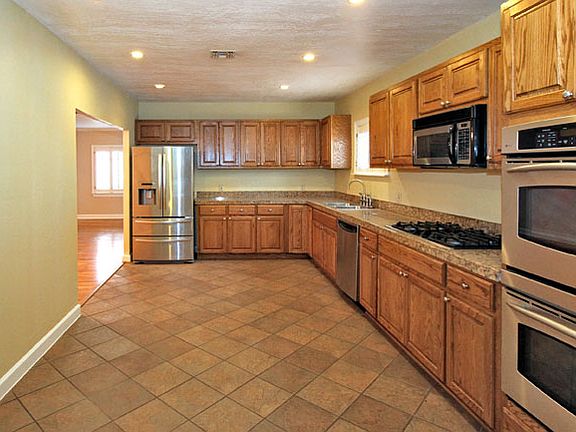 5th image of 123 Blue Bonnet Blvd