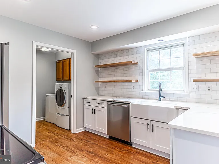 121 Nottingham Ct — Photo 13