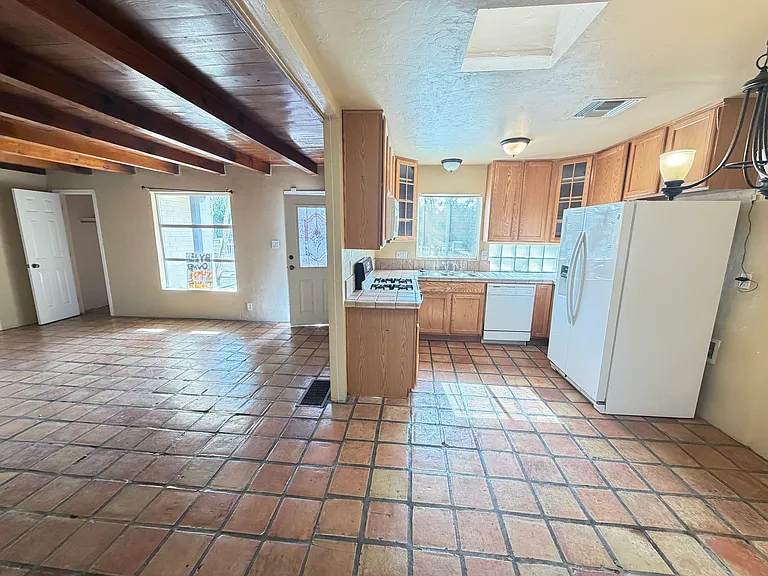 1027 E Blanton Dr — Photo 9