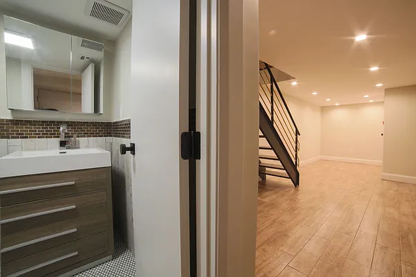 Rented by Evergreen Apartments BK | media 32