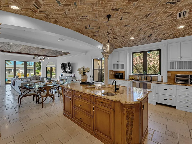 1011 Rhodes Villa Ave — Photo 6
