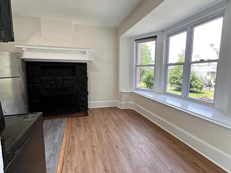 144 W Washington Ln #1F — Photo 4
