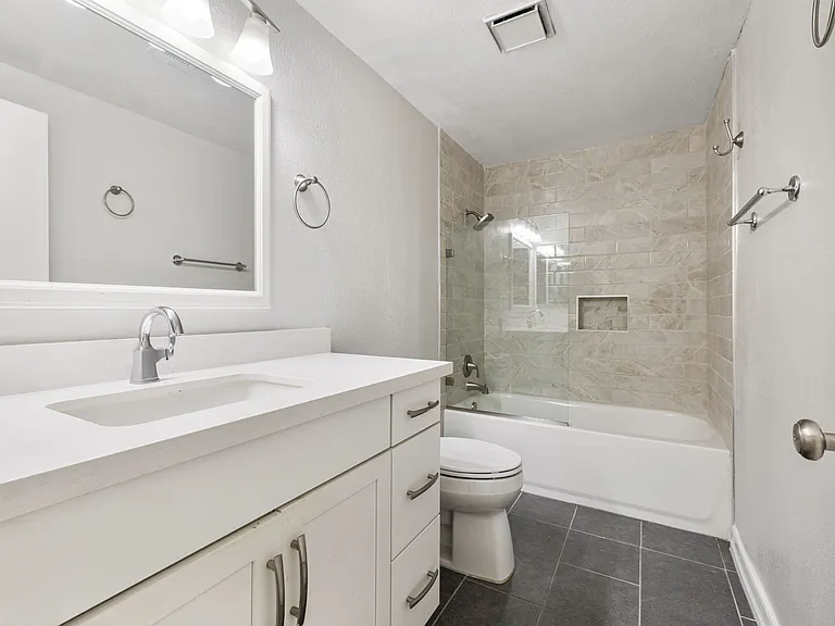 505 S Farrell Dr #D20 — Photo 17