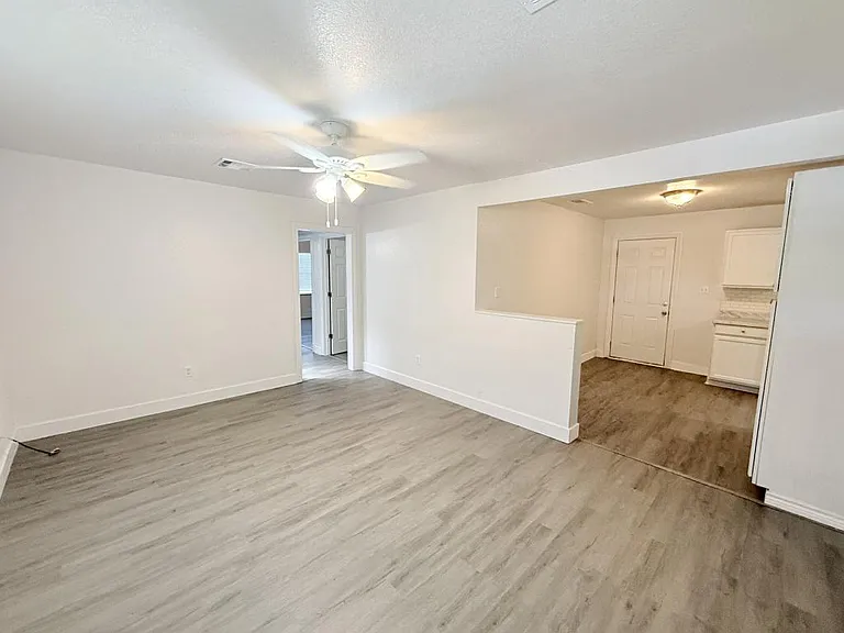 610 W Avenue B — Photo 4