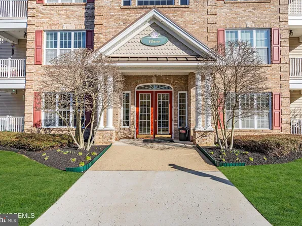 329 Sophee Ln, Lakewood, NJ 08701