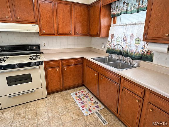 5th image of 915 W Saint Francis St