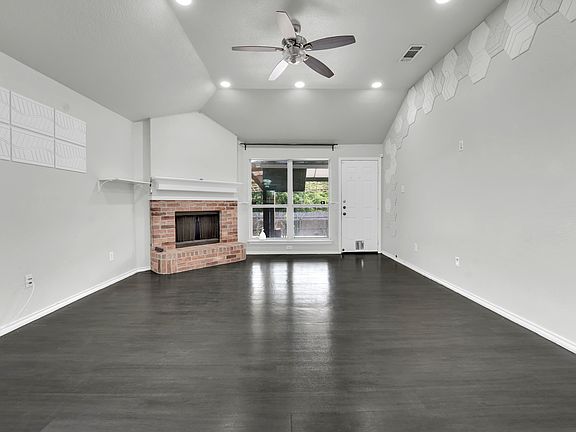 5th image of 930 Timber Oaks Ln