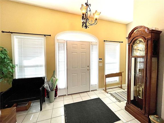 4th image of 102 Stately Oaks Cir