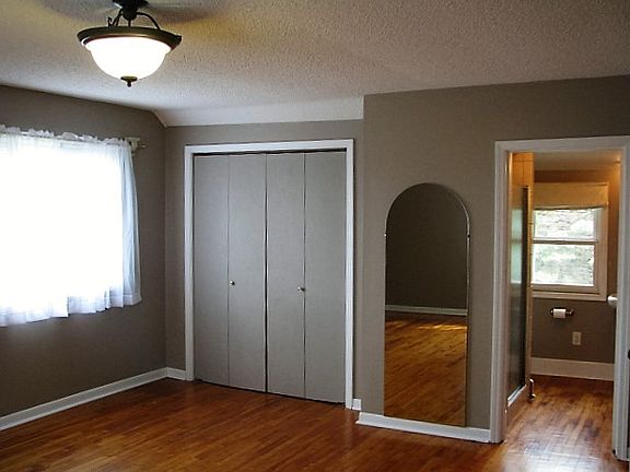 5th image of 217 12th Ave E